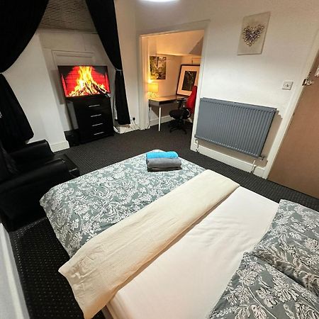 Whitechapel Station Rooms R1 Londra Esterno foto