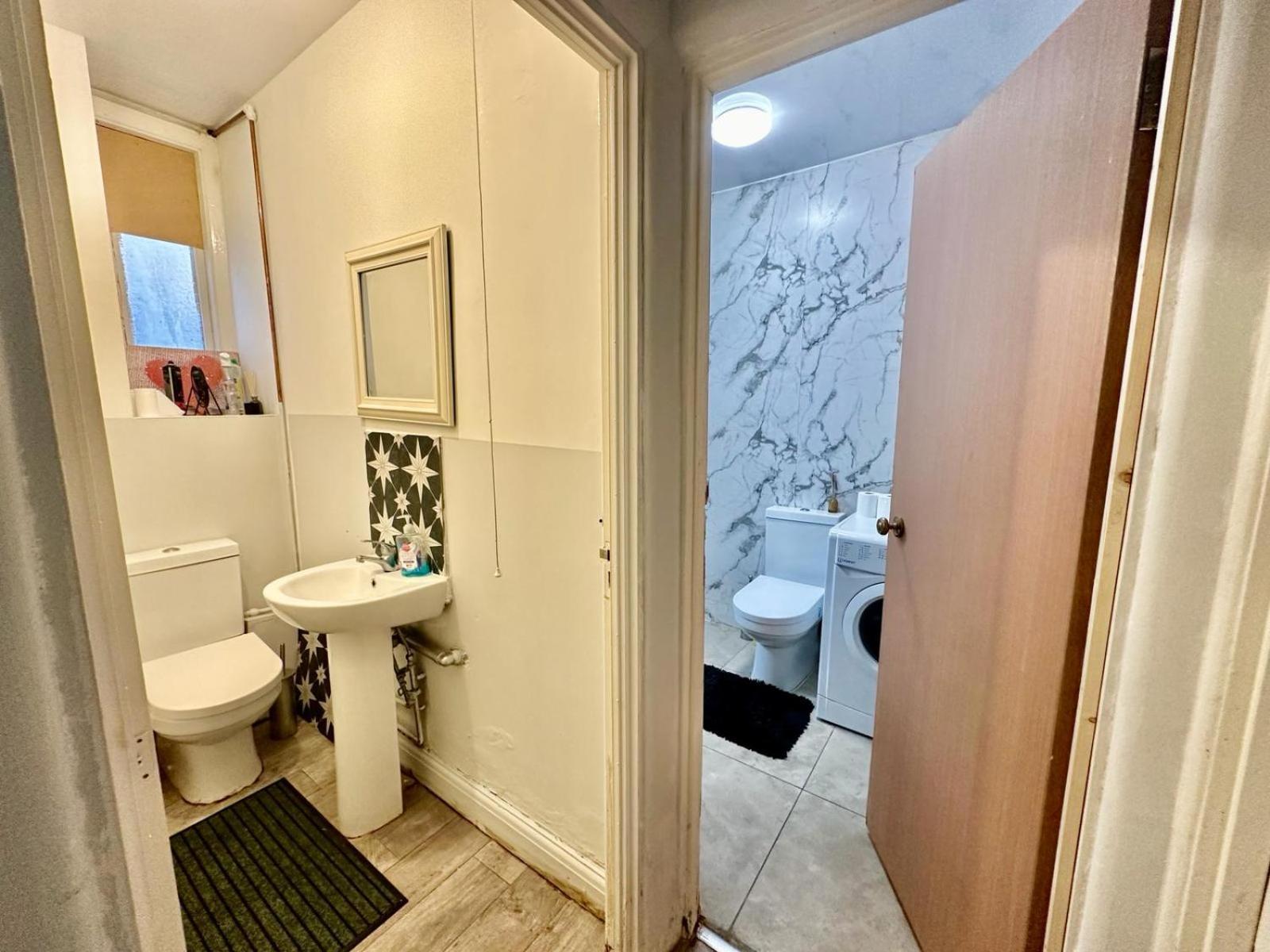 Whitechapel Station Rooms R1 Londra Esterno foto